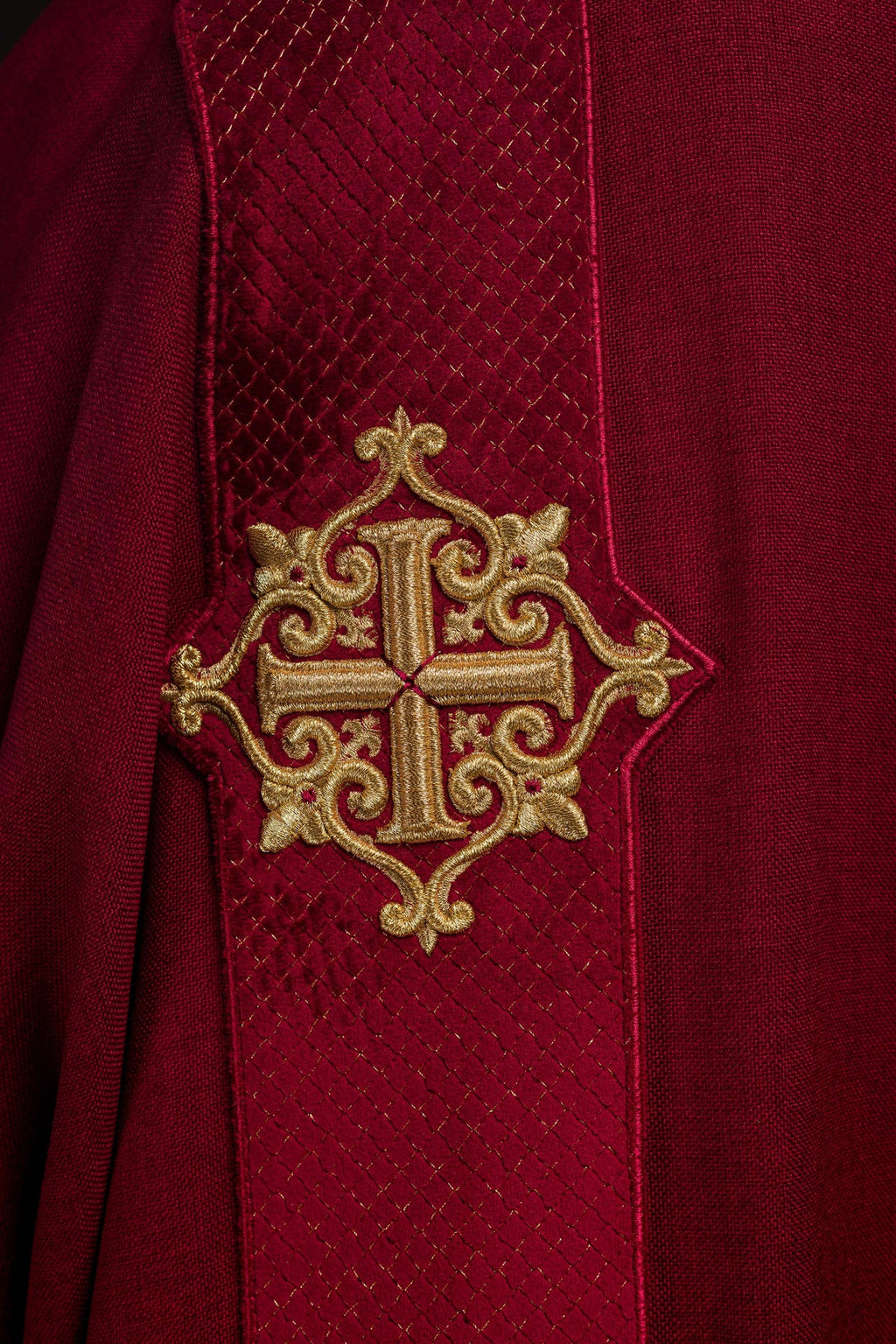 Dalmatyka z pasami na aksamicie z symbolami Krzyża Czerwona - ORNATY.PL