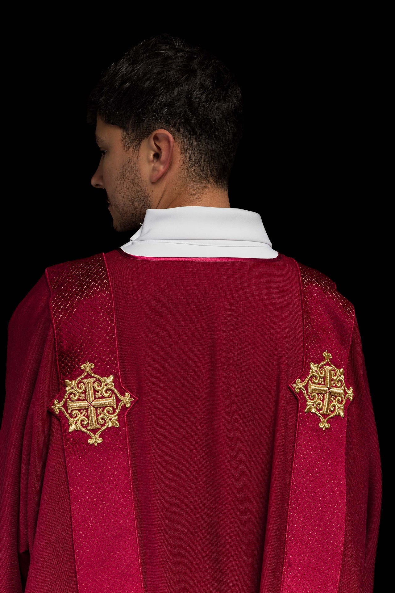 Dalmatyka z pasami na aksamicie z symbolami Krzyża Czerwona - ORNATY.PL