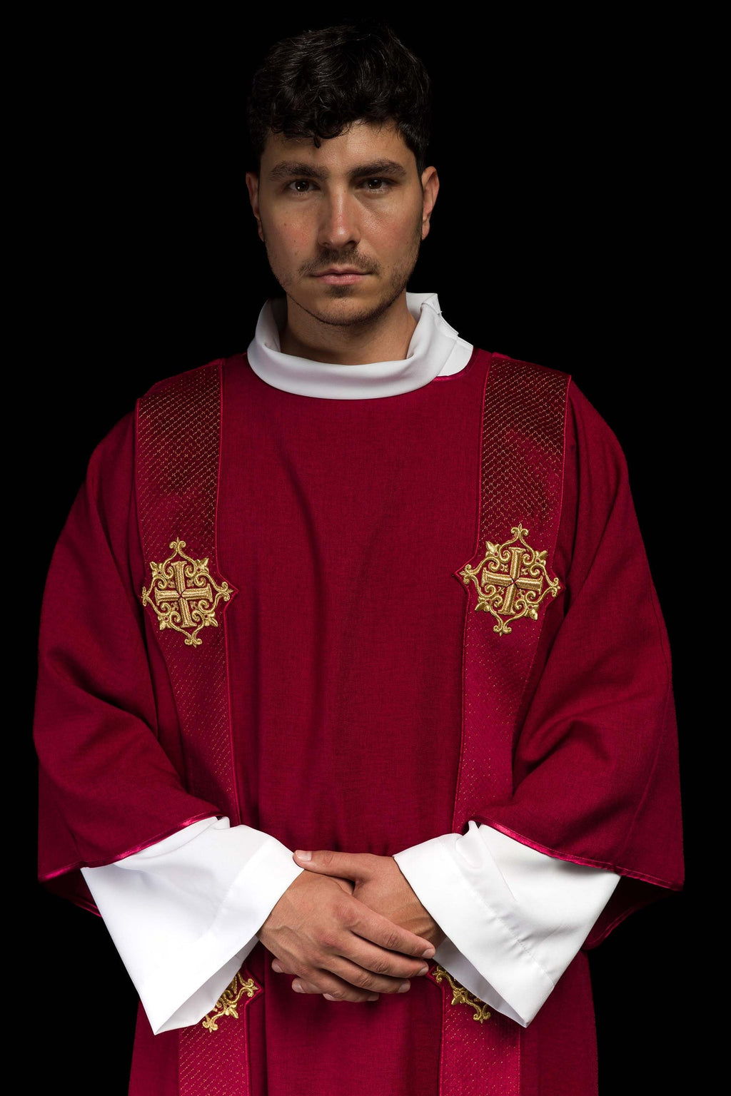 Dalmatyka z pasami na aksamicie z symbolami Krzyża Czerwona - ORNATY.PL