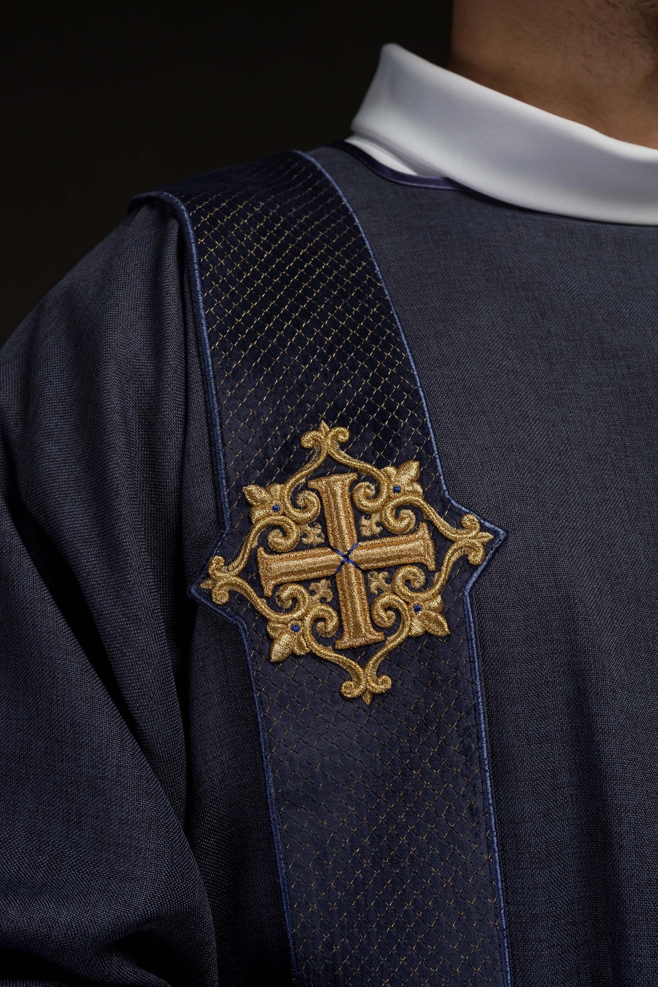 Dalmatyka z pasami na aksamicie z symbolami Krzyża Fioletowa - ORNATY.PL