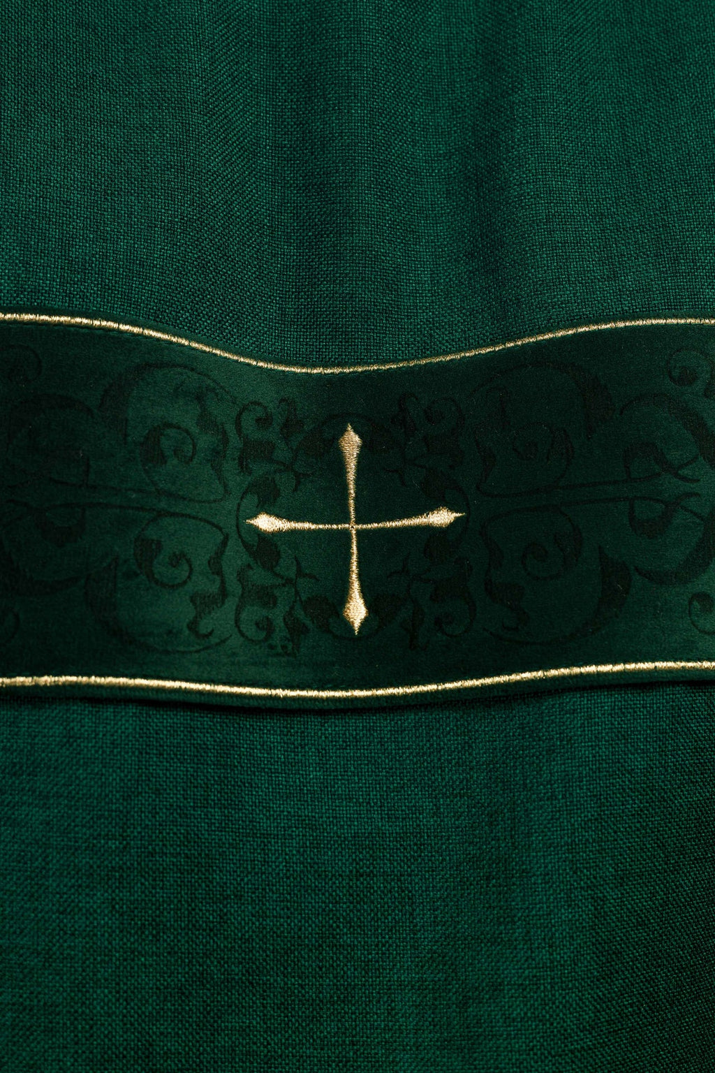 Dalmatyka z aksamitnymi pasami i haftowanymi złotymi krzyżami zielona - ORNATY.PL
