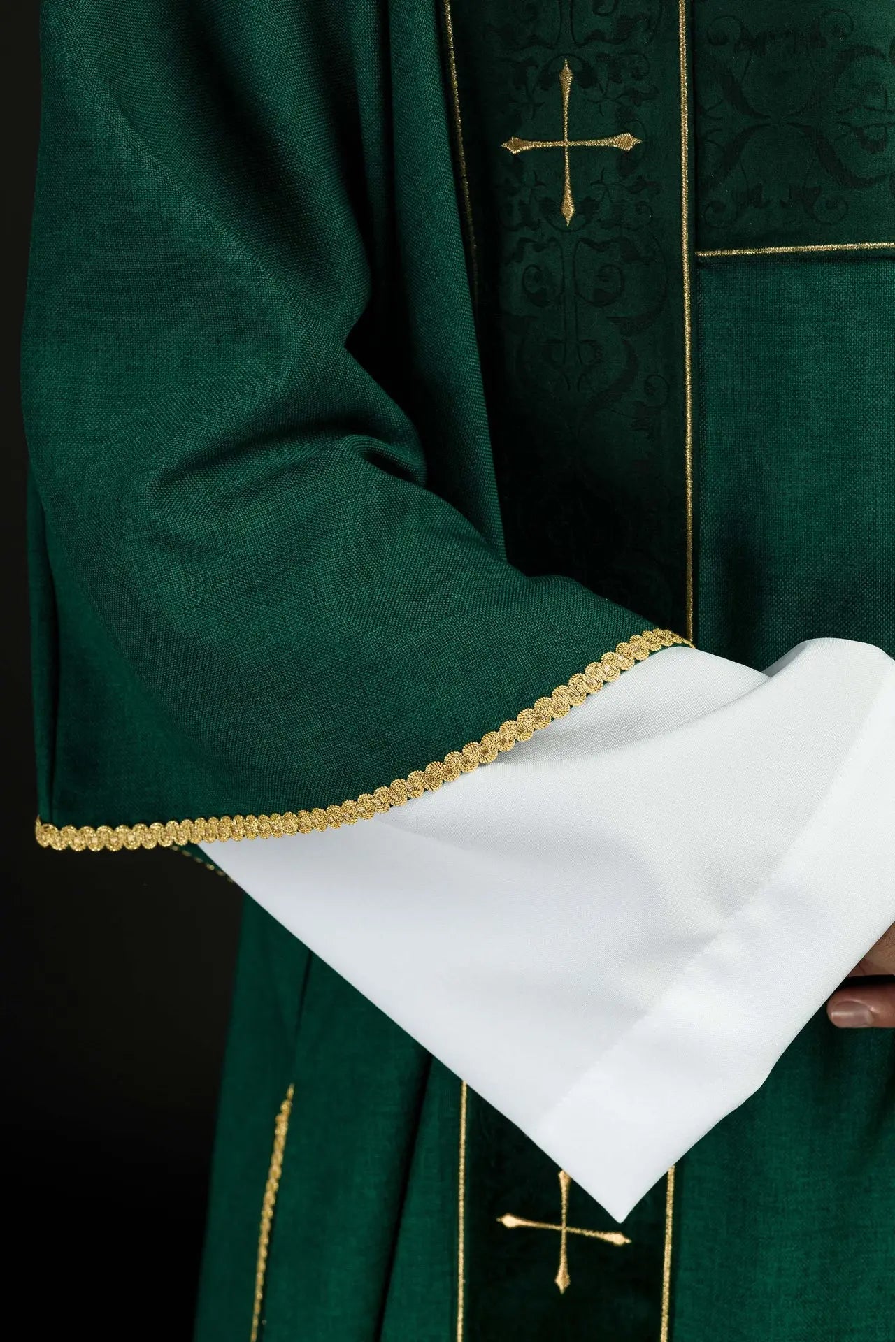 Zielona dalmatyka z aksamitnymi pasami i haftowanymi złotymi krzyżami