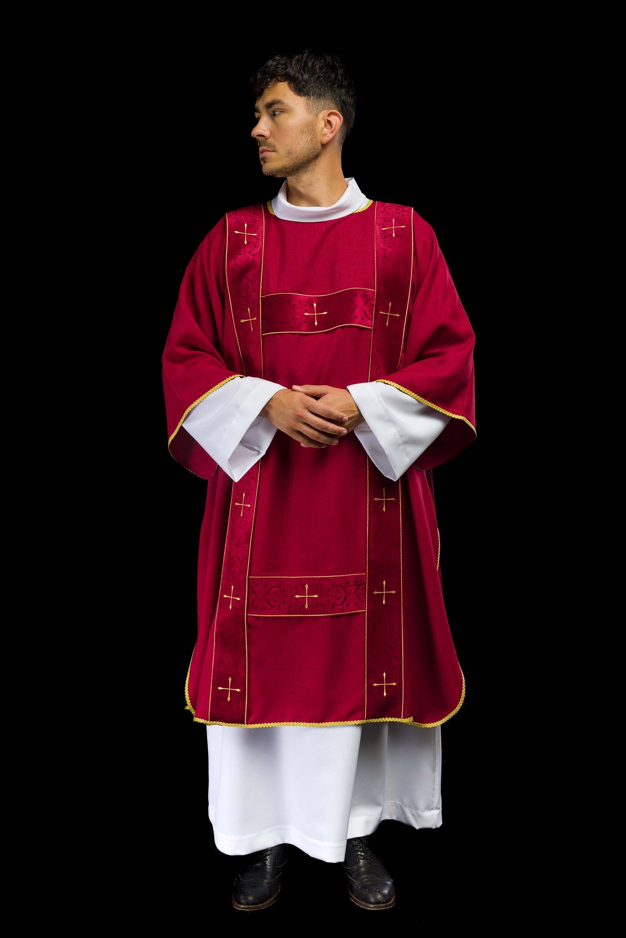 Dalmatyka z aksamitnymi pasami i haftowanymi złotymi krzyżami czerwona - ORNATY.PL