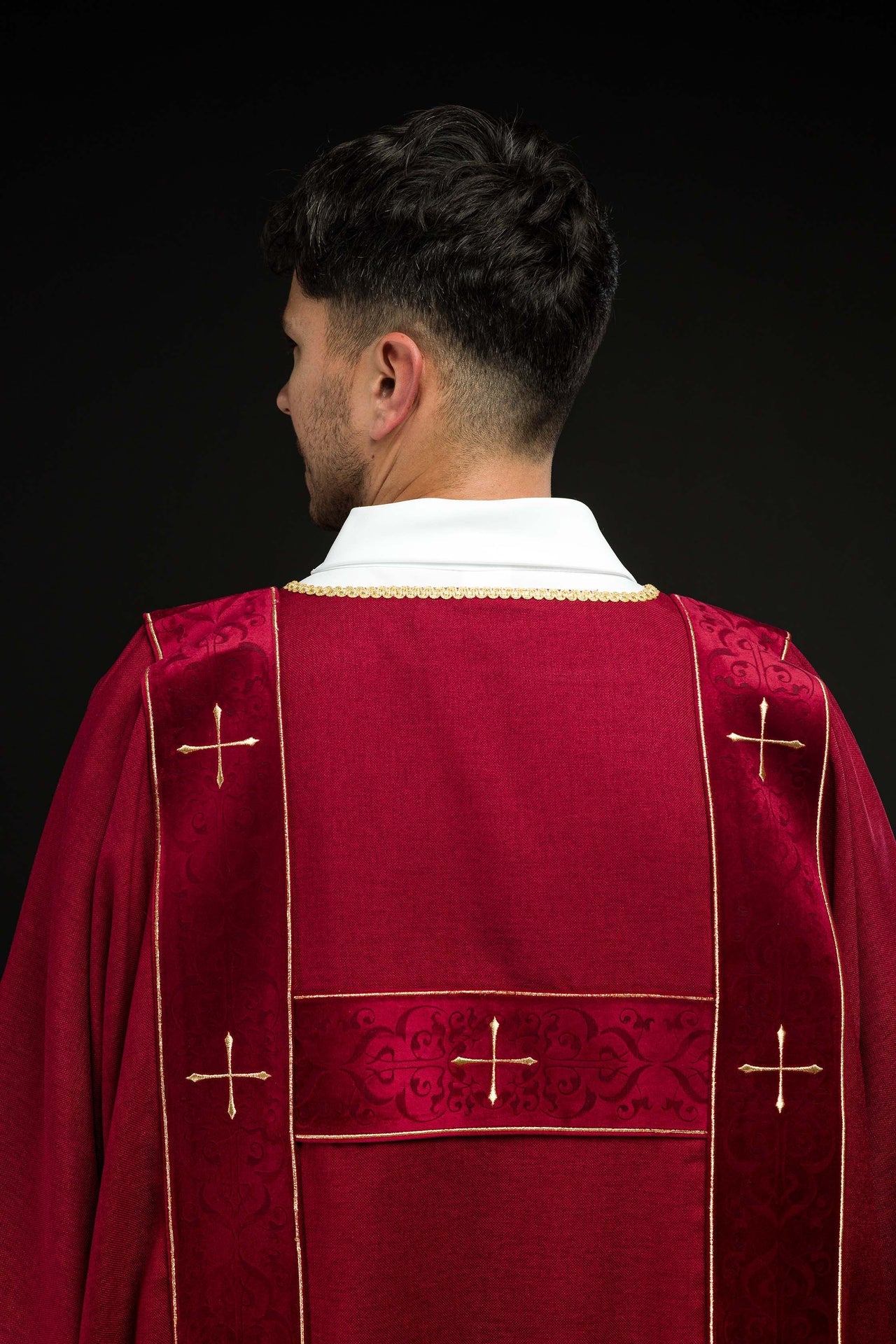 Dalmatyka z aksamitnymi pasami i haftowanymi złotymi krzyżami czerwona - ORNATY.PL