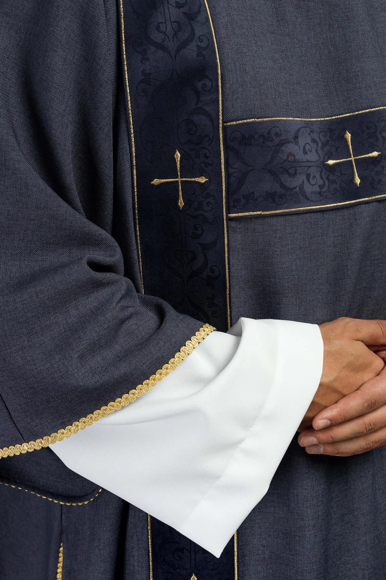 Dalmatyka z aksamitnymi paskami i haftowanymi złotymi krzyżami w kolorze fioletowym