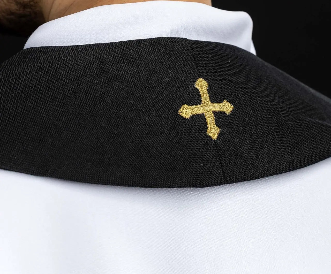 Czarna aksamitna stuła z haftem złotego krzyża