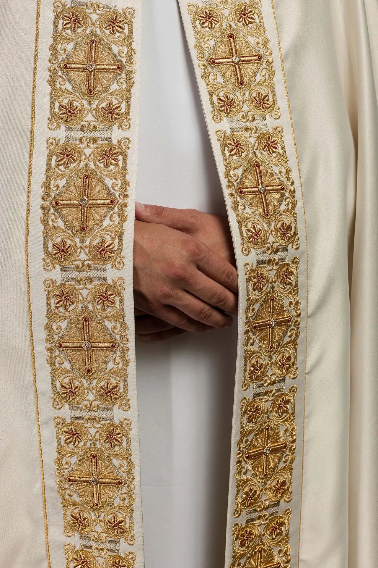 Peleryna liturgiczna z bogato zdobionym pasem 150 cm
