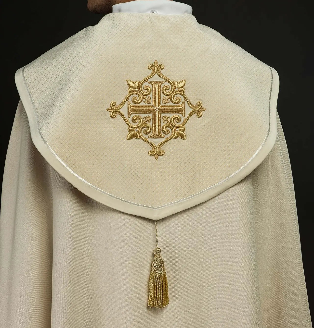 Kapa liturgiczna z aksamitnym pasem w kolorze ecru i haftem krzyżykowym 