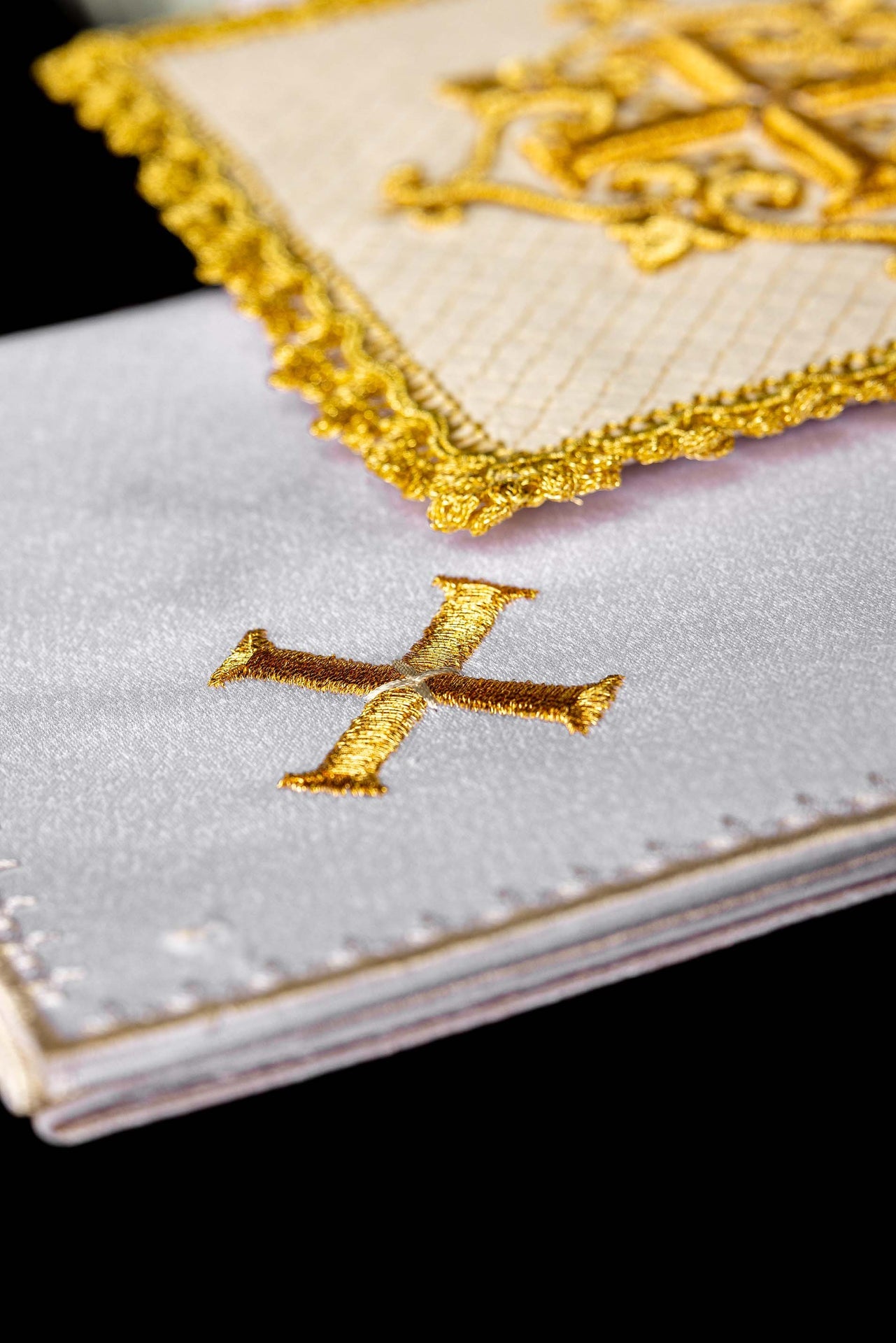 Bielizna kielichowa z haftowanym krzyżem, aksamit ecru