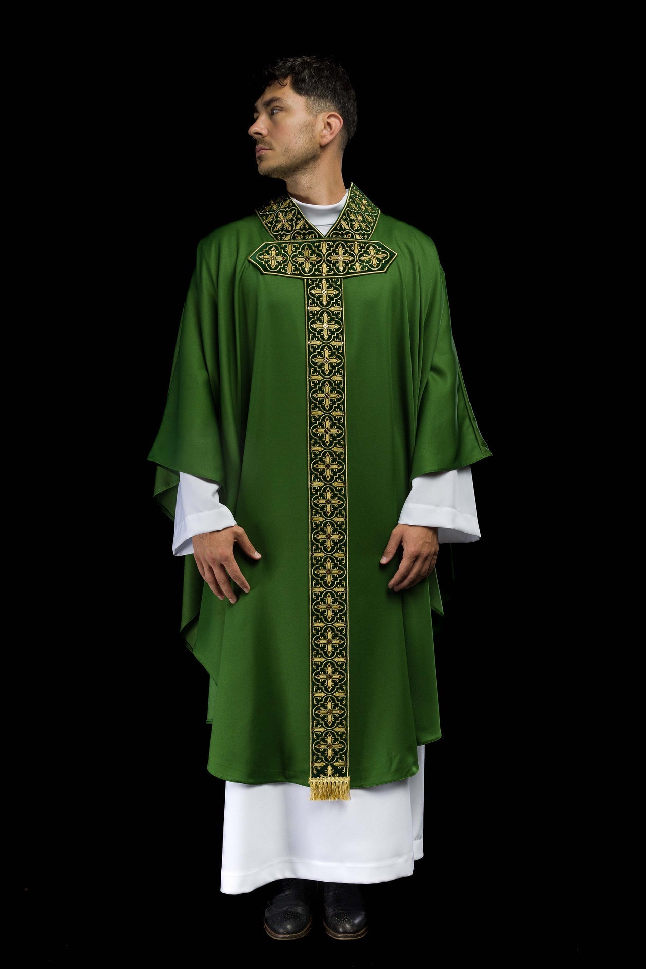 Ornat zielony z wiszącym haftowanym pasem i 500 kamieniami - ORNATY.PL