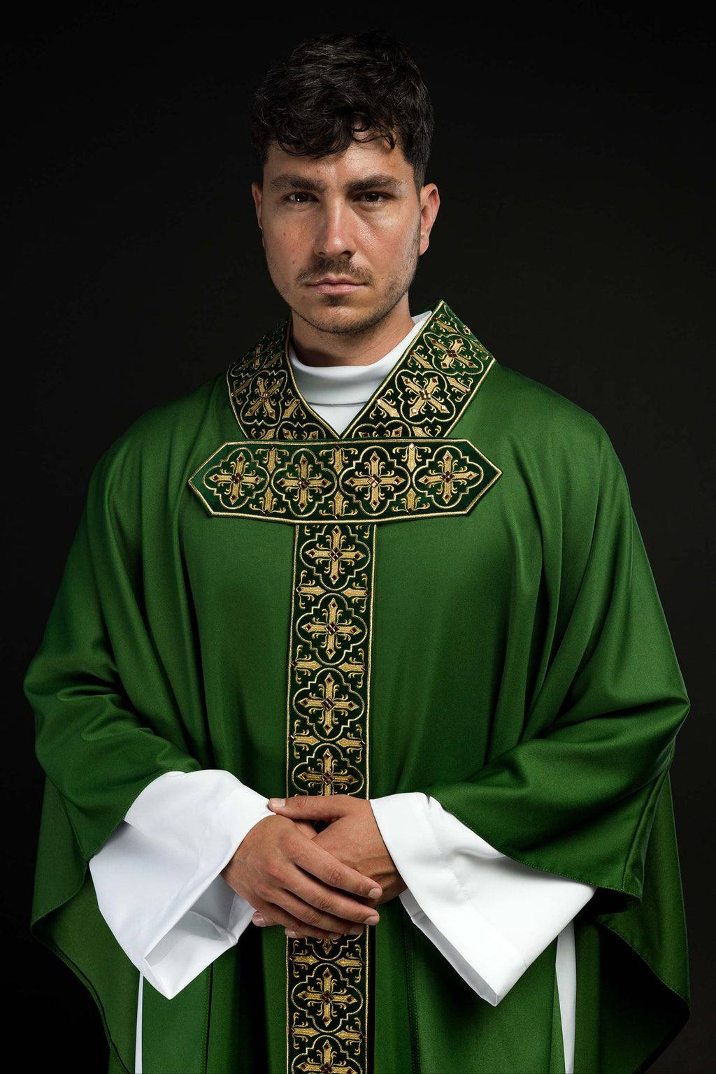 Ornat zielony z wiszącym haftowanym pasem i 500 kamieniami - ORNATY.PL