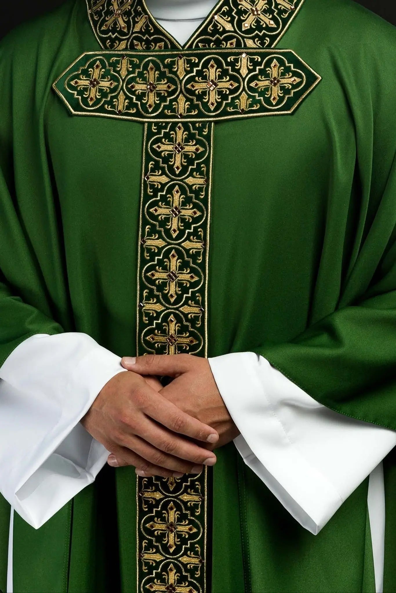 Zielony ornat z wiszącym haftowanym pasem i 500 kamieniami