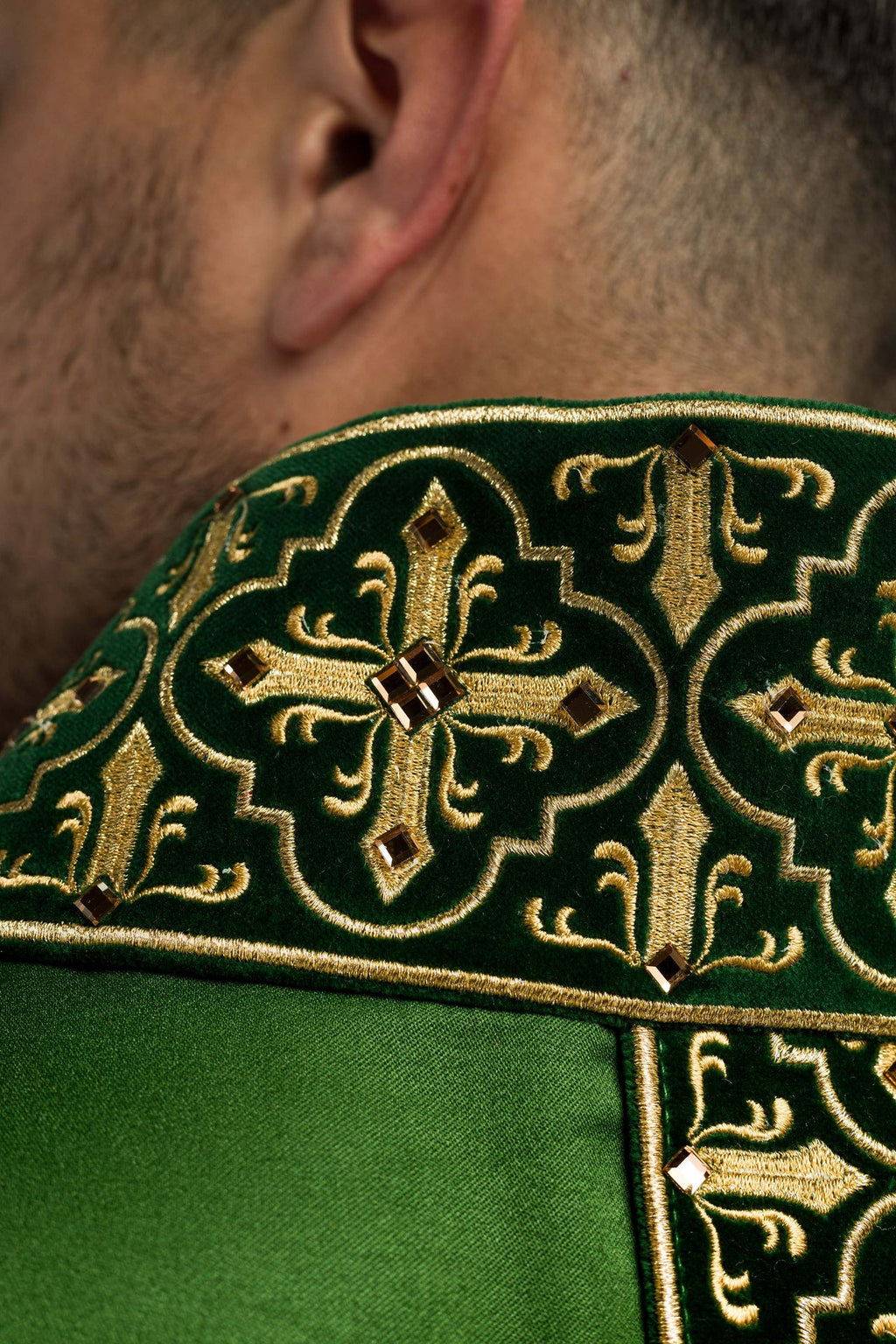 Ornat zielony z wiszącym haftowanym pasem i 500 kamieniami - ORNATY.PL