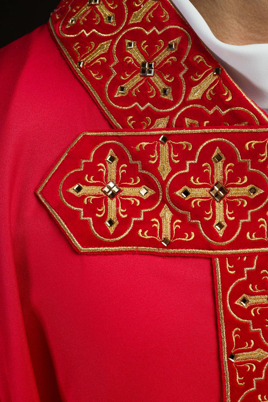 Ornat bogato haftowany zdobiony kamieniami w kolorze czerwonym - ORNATY.PL