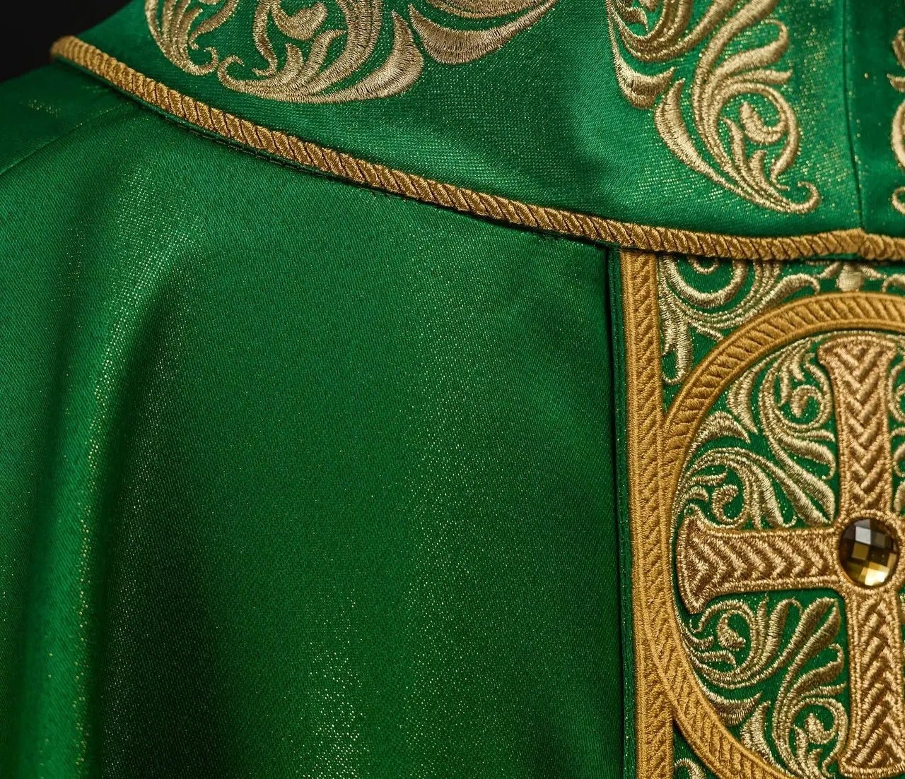 Zielony ornat z bogatym haftem i ozdobnymi kamieniami