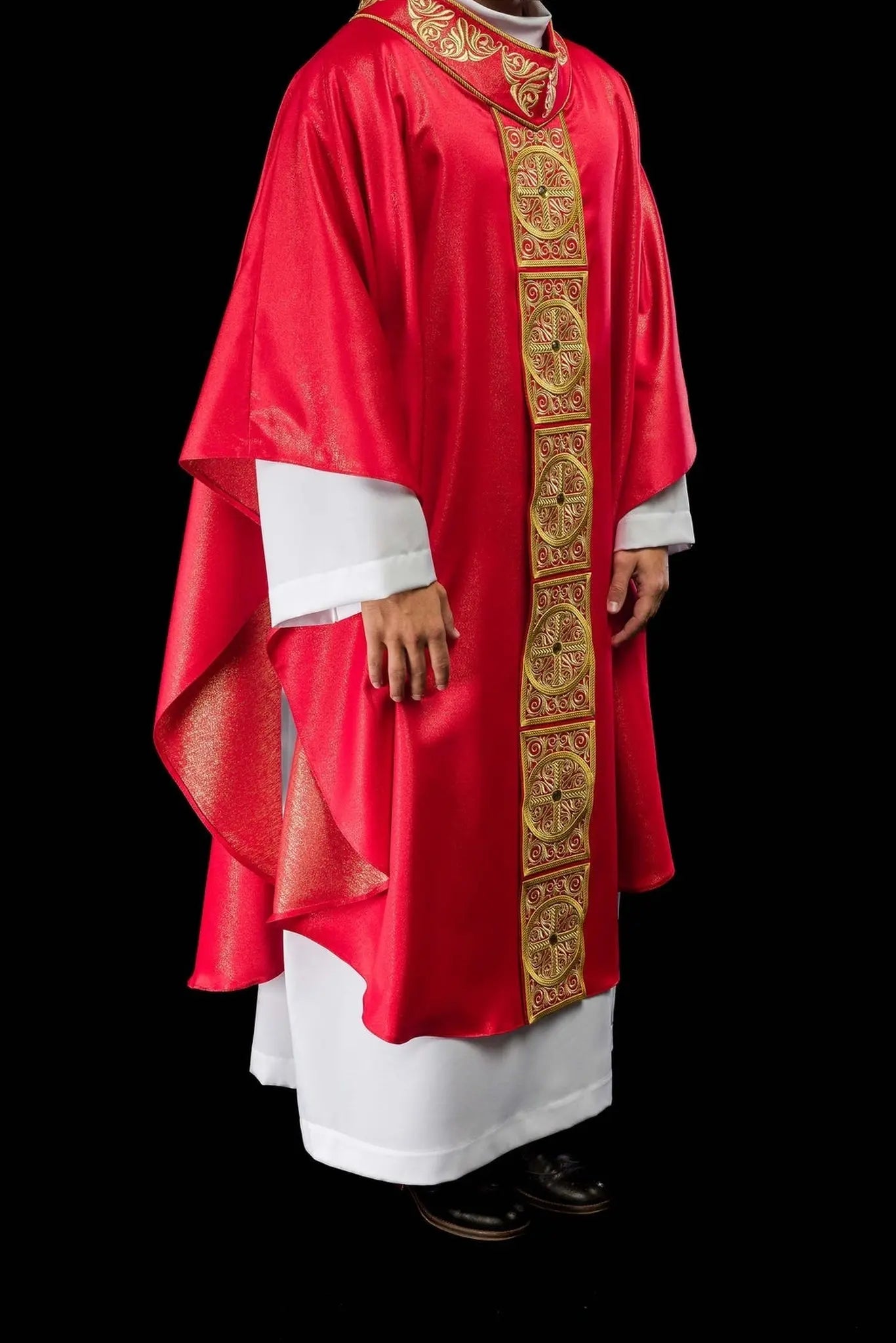 Czerwony ornat liturgiczny z bogatym haftem i kamieniami dekoracyjnymi