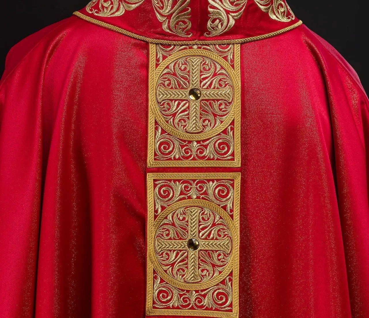 Czerwony ornat liturgiczny z bogatym haftem i kamieniami dekoracyjnymi