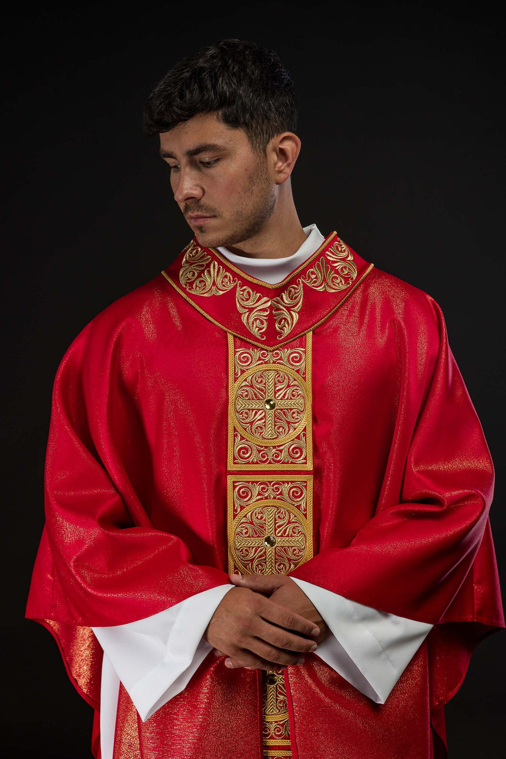 Ornat czerwony bogato haftowany dekorowany kamieniami - ORNATY.PL