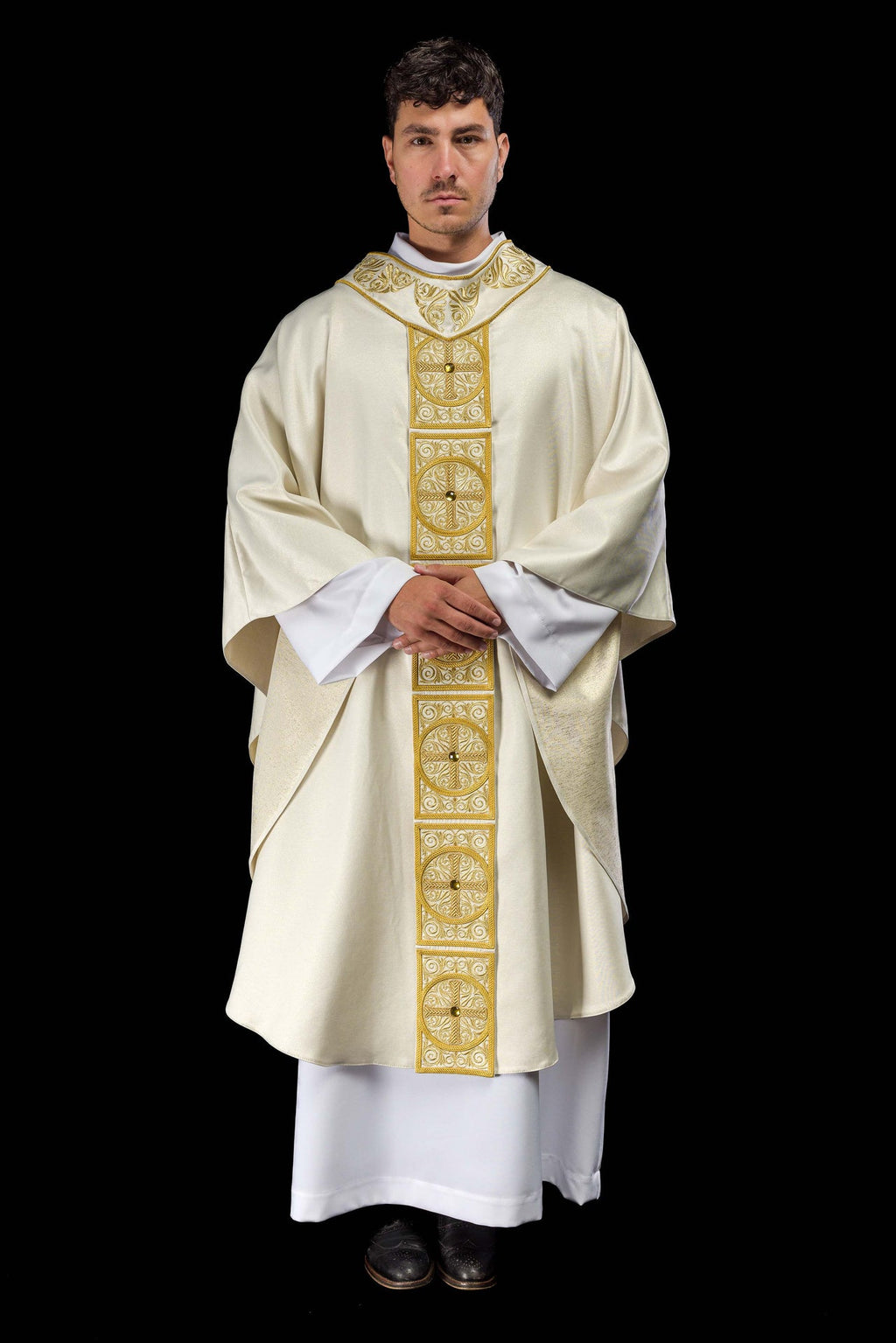 Ornat złoty bogato haftowany dekorowany kamieniami - ORNATY.PL