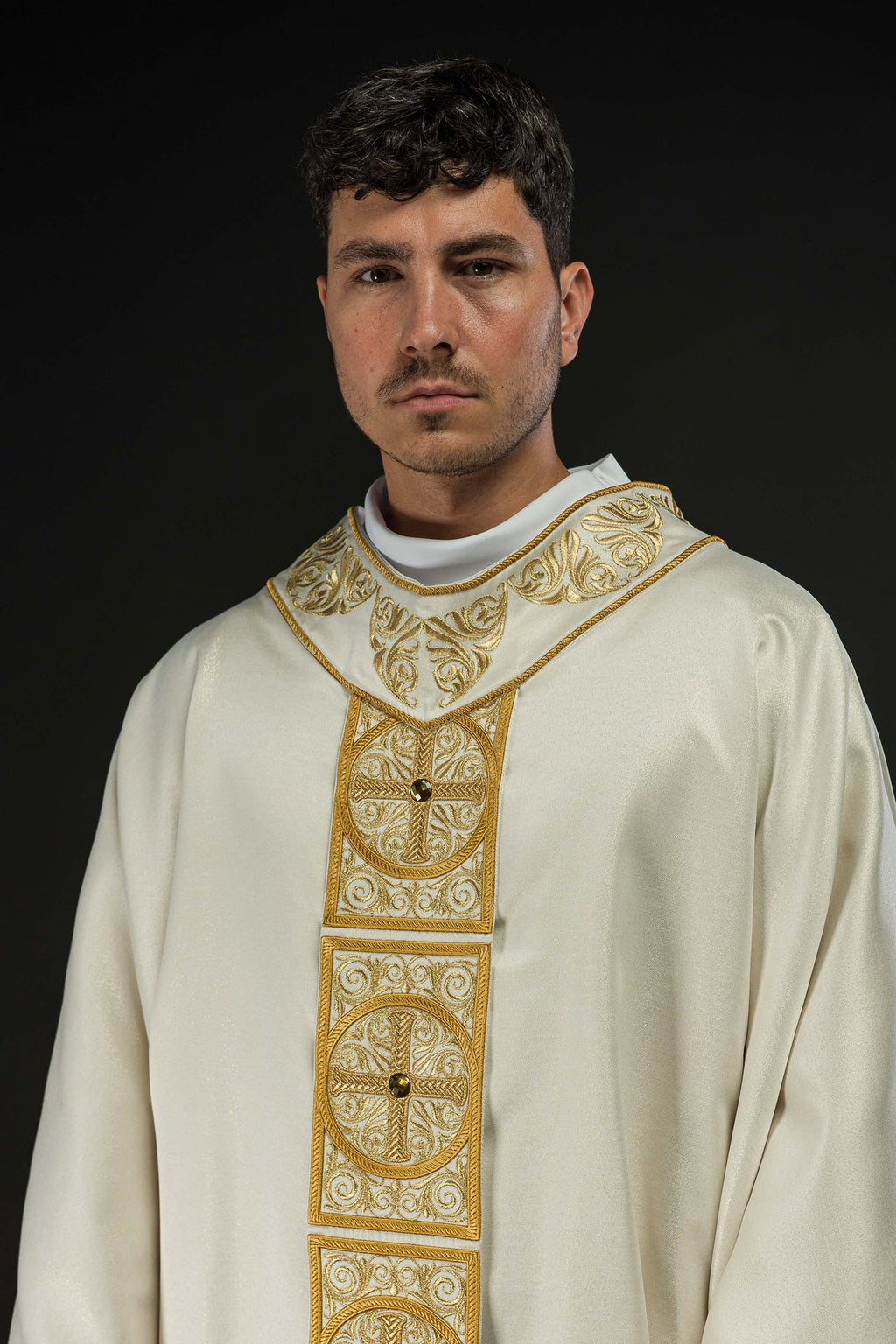 Ornat złoty bogato haftowany dekorowany kamieniami - ORNATY.PL