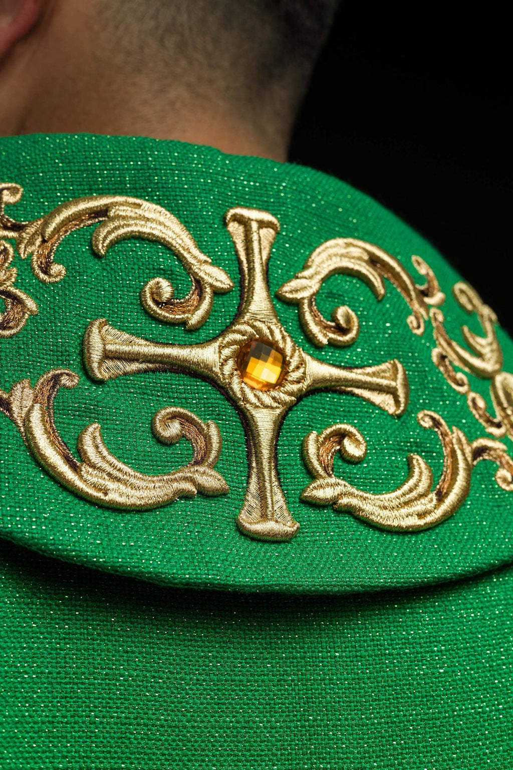 Zielony ornat bogato haftowany z kamieniami - ORNATY.PL