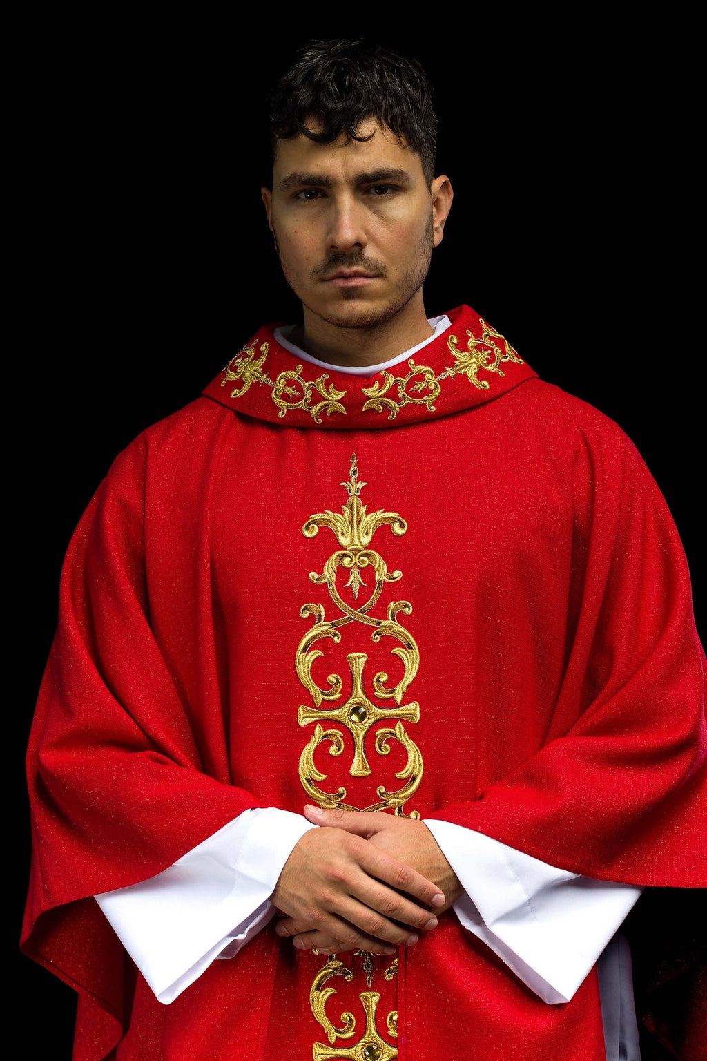 Czerwony ornat bogato haftowany kamieniami