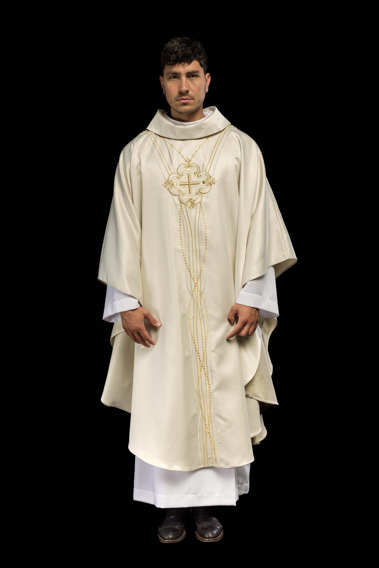 Ornat z błyszczącej tkaniny inspirowany różańcem w kolorze ecru - ORNATY.PL