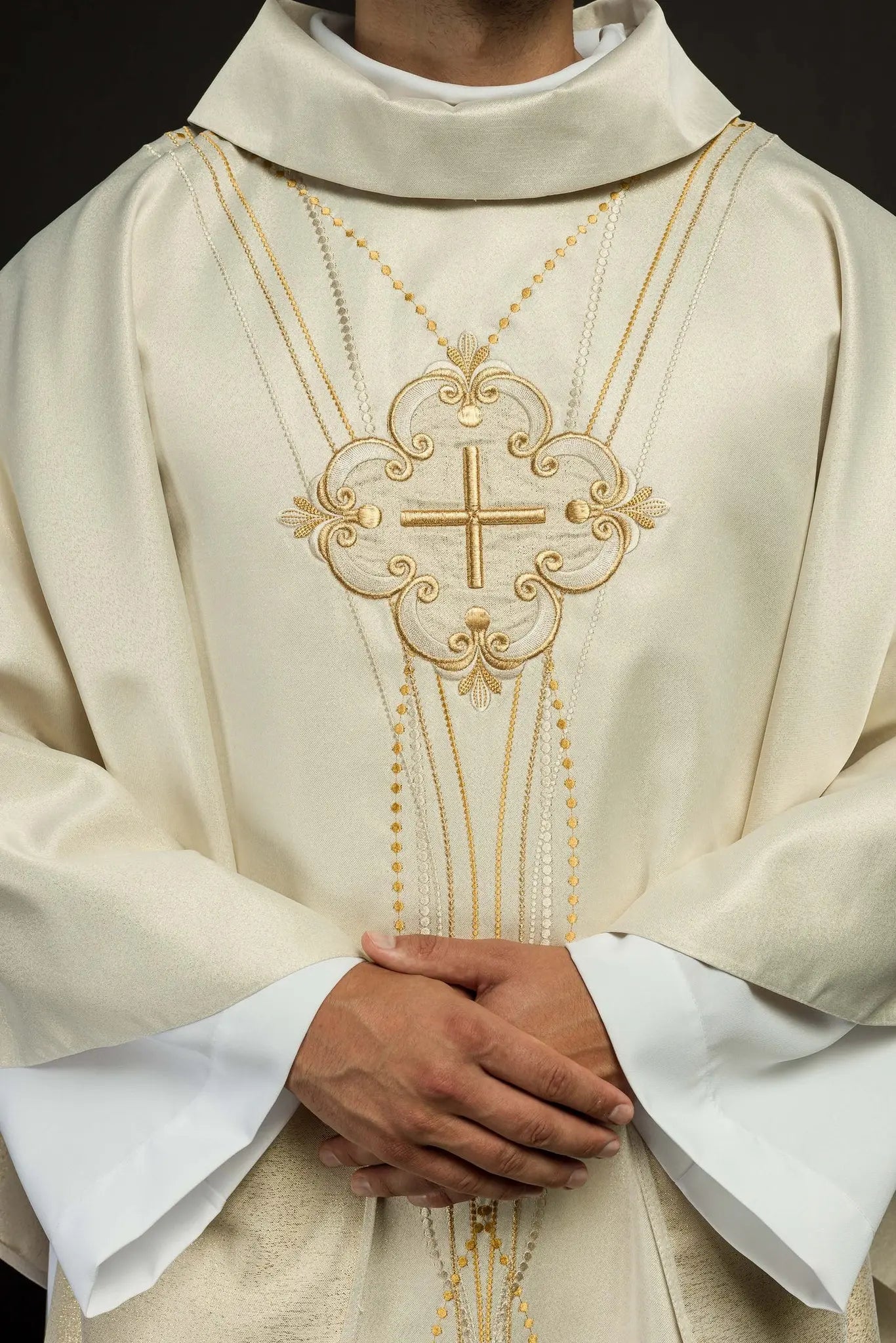Ornat z błyszczącej tkaniny w kolorze ecru inspirowany różańcem