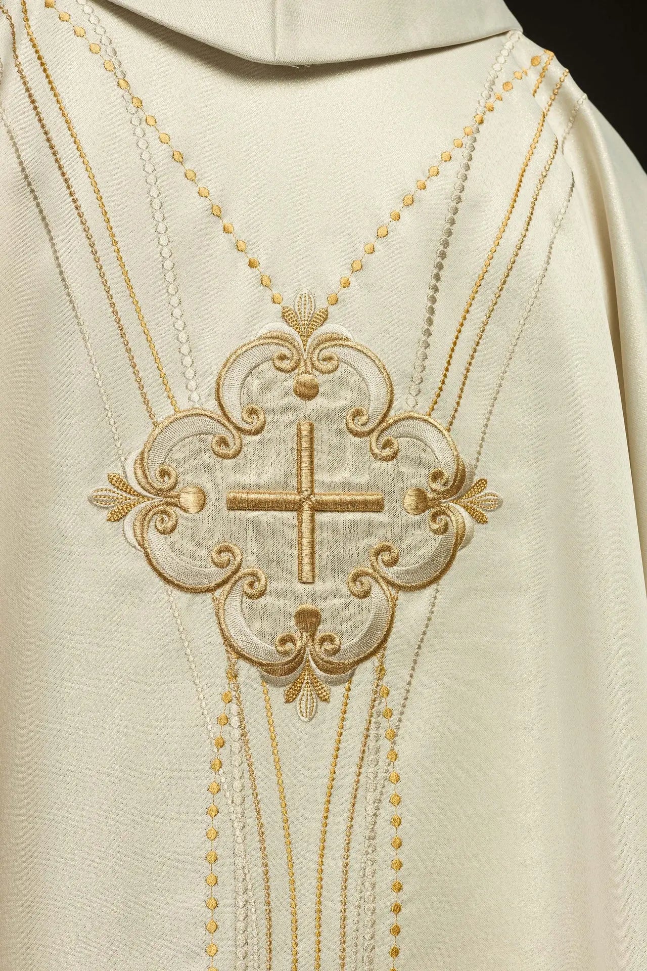 Ornat z błyszczącej tkaniny w kolorze ecru inspirowany różańcem