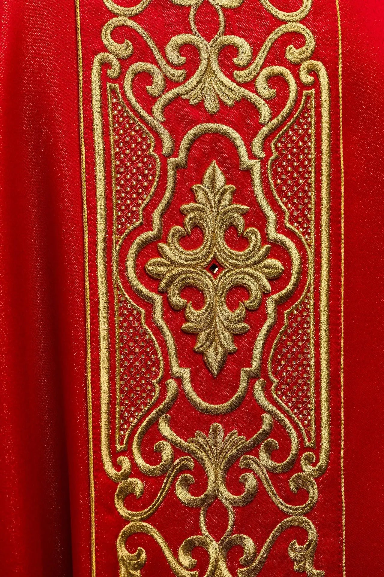 Czerwony ornat liturgiczny bogato haftowany połyskiem