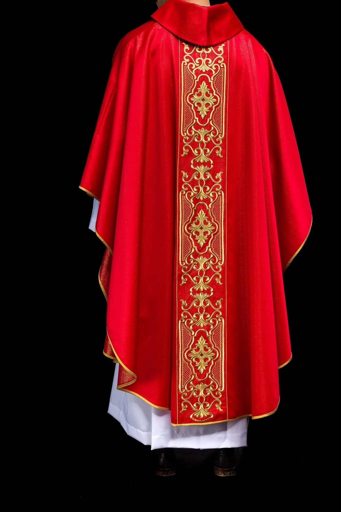Czerwony ornat liturgiczny bogato haftowany połyskiem