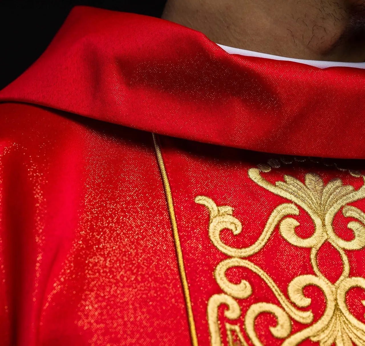 Czerwony ornat liturgiczny bogato haftowany połyskiem