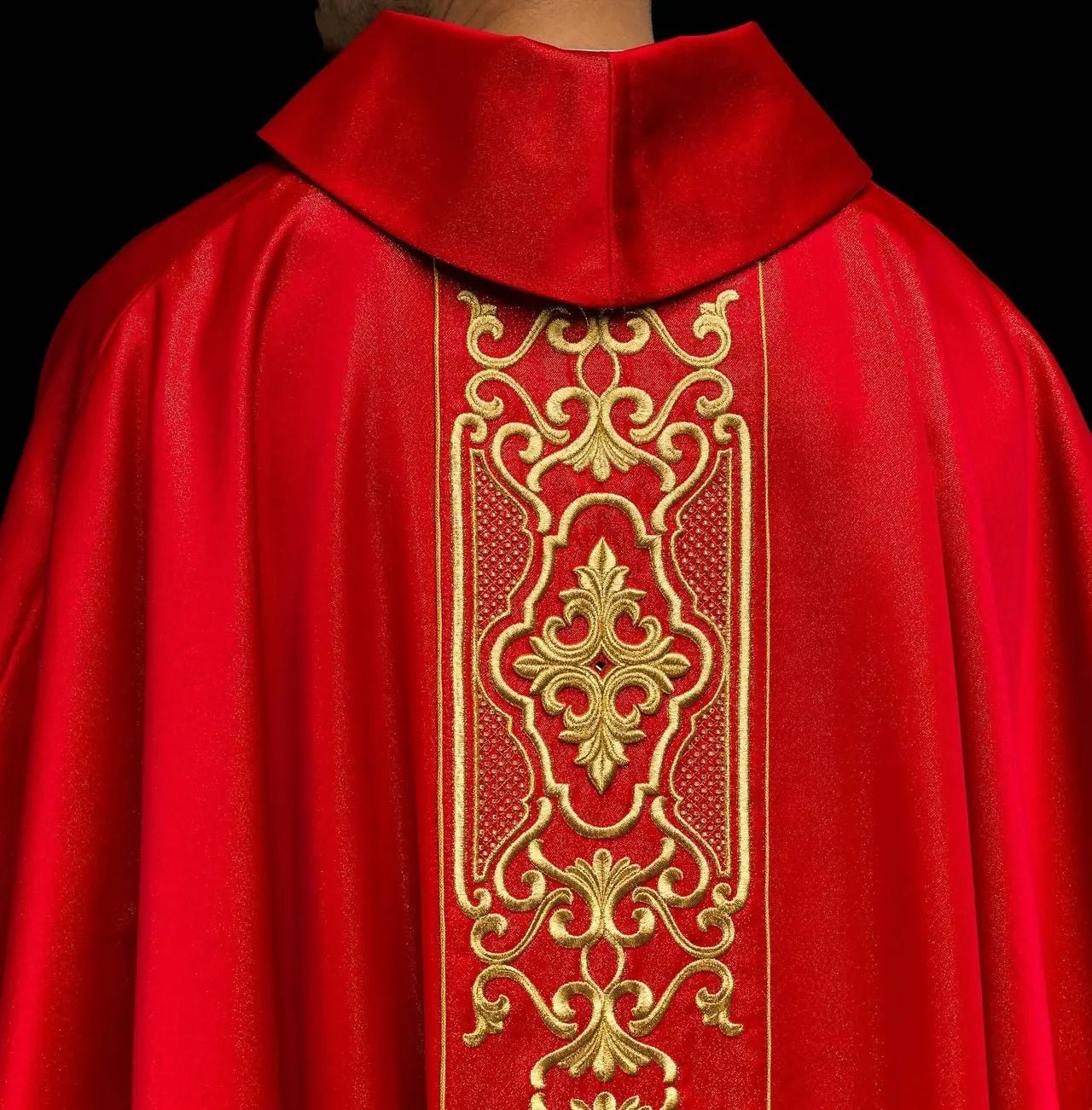 Czerwony ornat liturgiczny bogato haftowany połyskiem