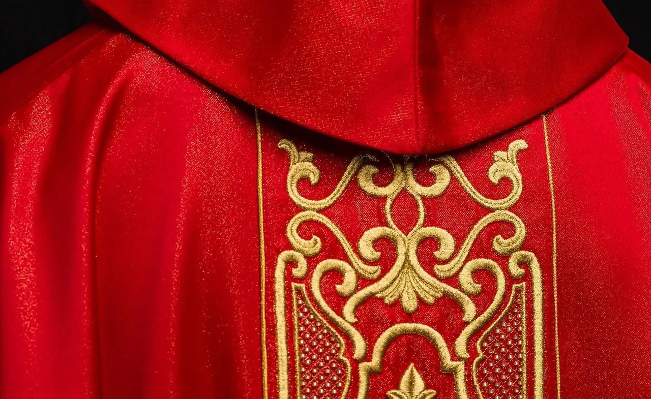 Czerwony ornat liturgiczny bogato haftowany połyskiem