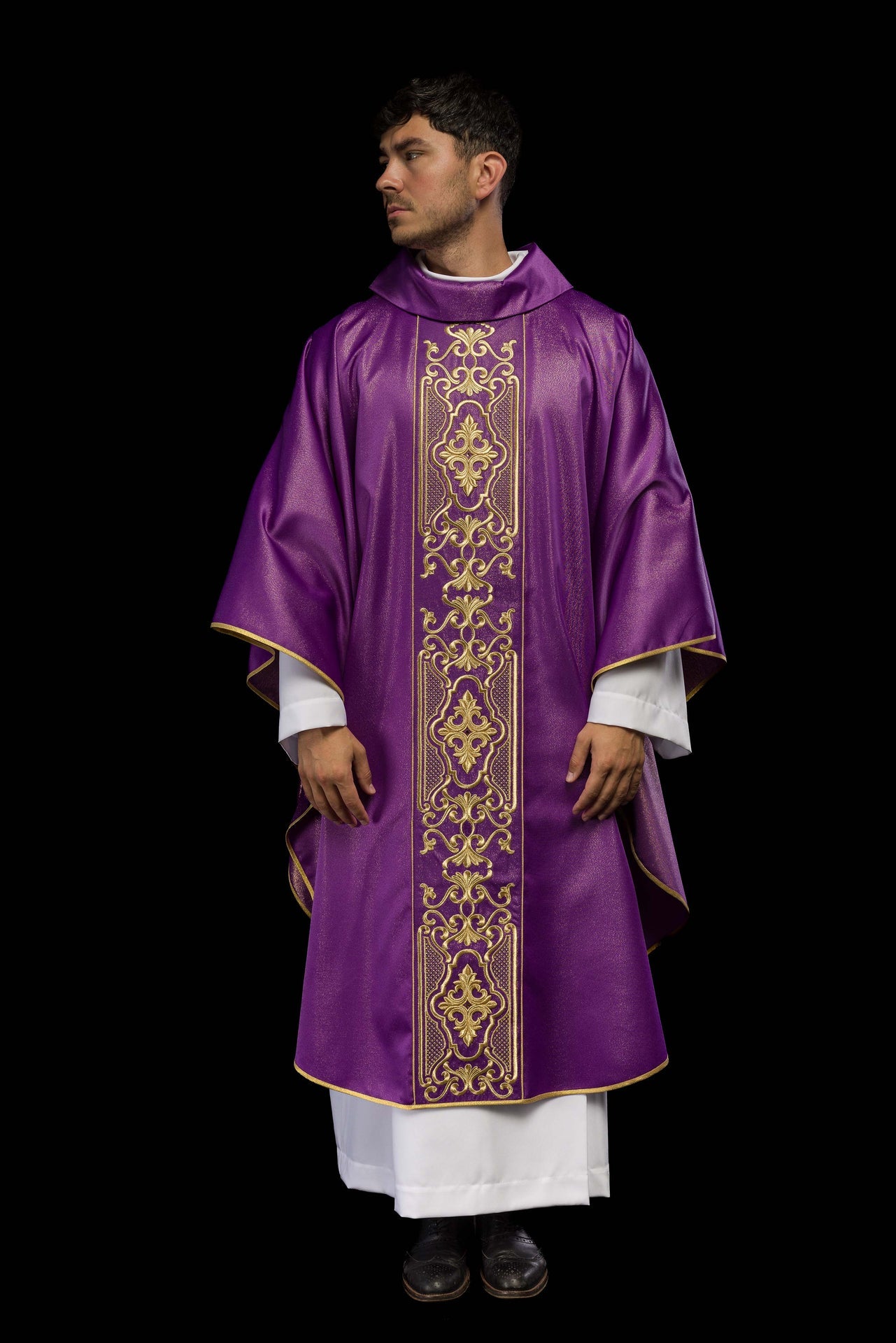 Fioletowy ornat bogato haftowany połyskujący - ORNATY.PL