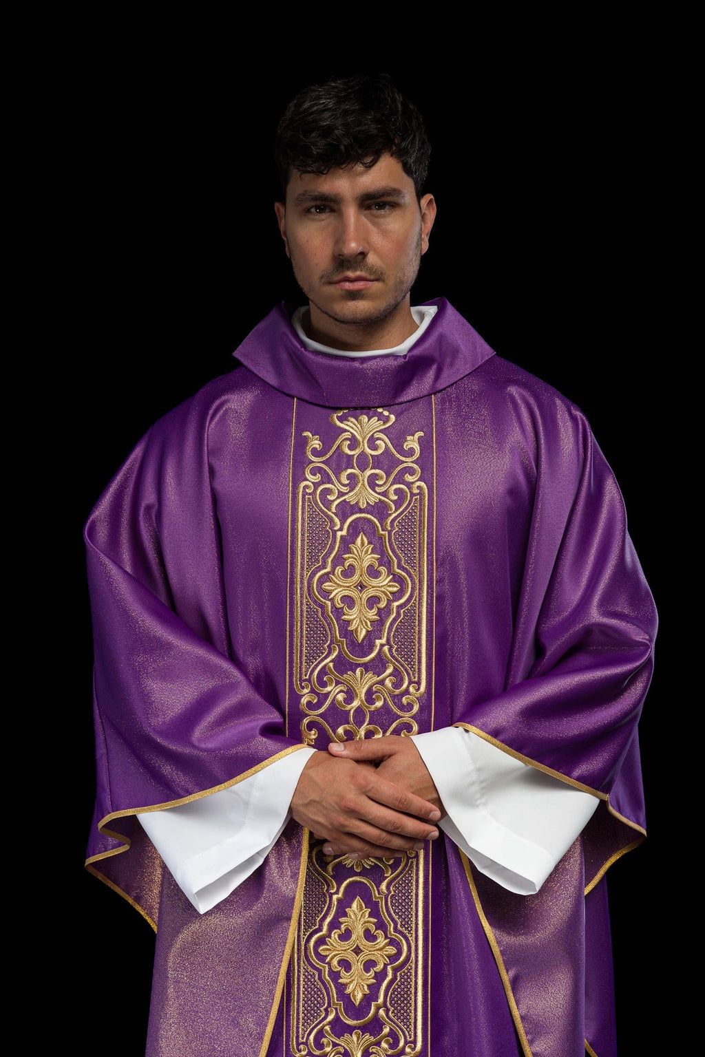 Fioletowy ornat bogato haftowany połyskujący - ORNATY.PL