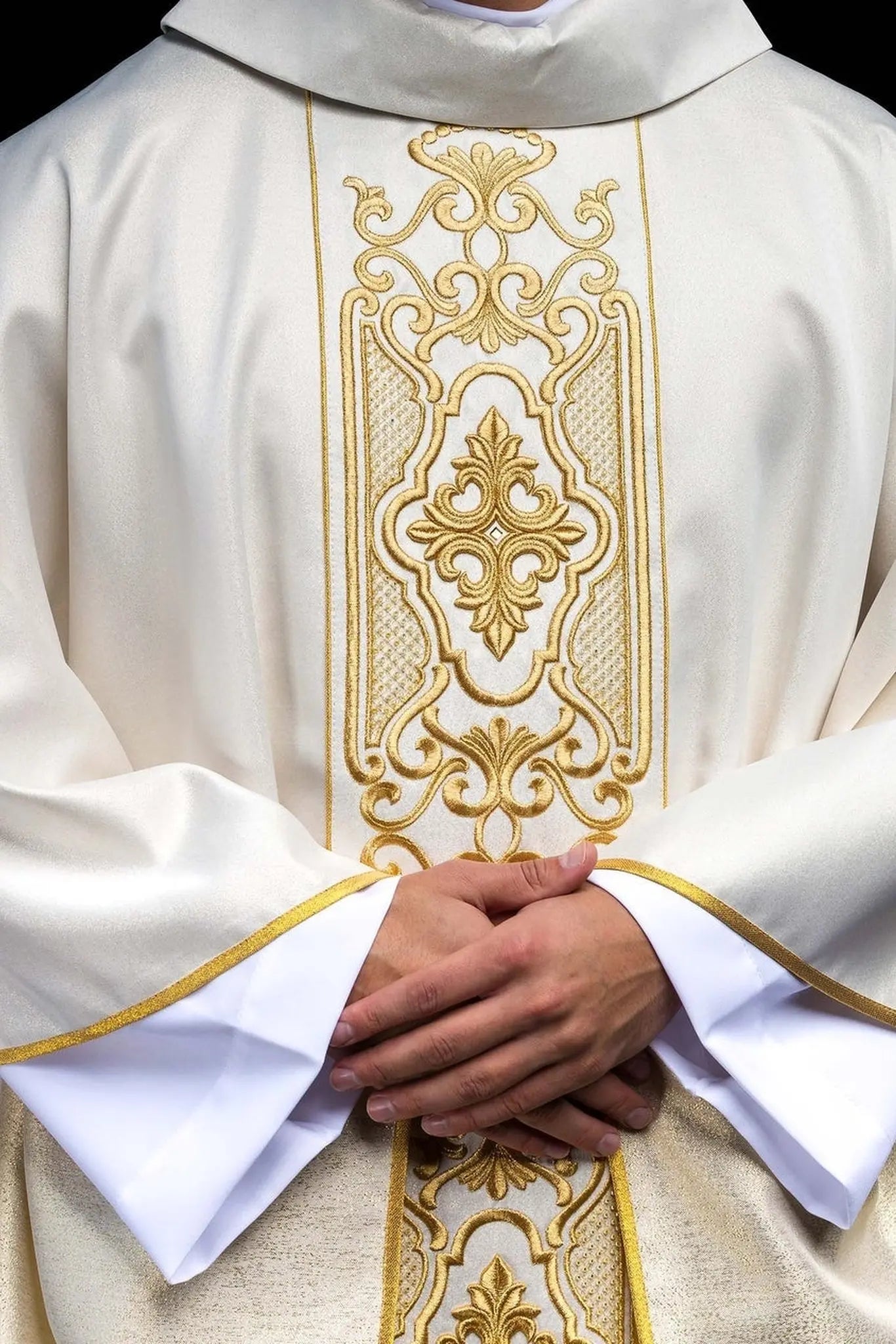 Ornat z połyskującej tkaniny z bogatym złotym haftem na pasie