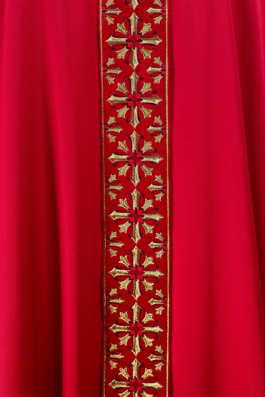 Ornat z błyszczącym haftem w kolorze czerwonym - ORNATY.PL