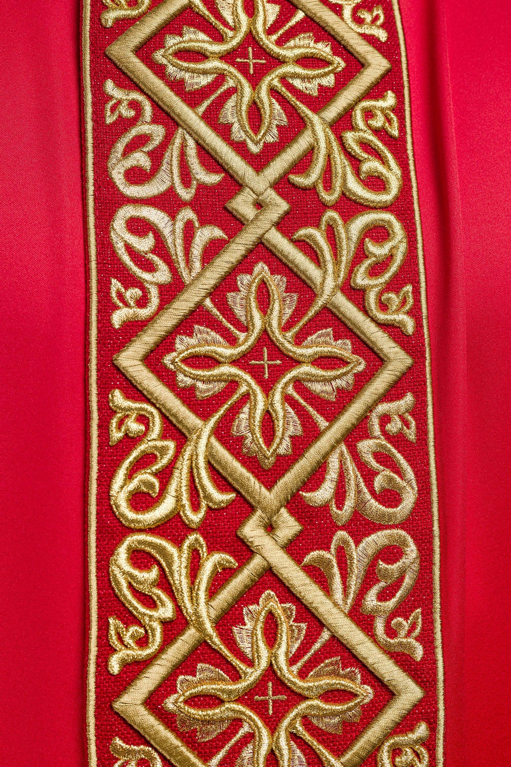 Ornat bogato haftowany motyw florystyczny z krzyżami Czerwony - ORNATY.PL
