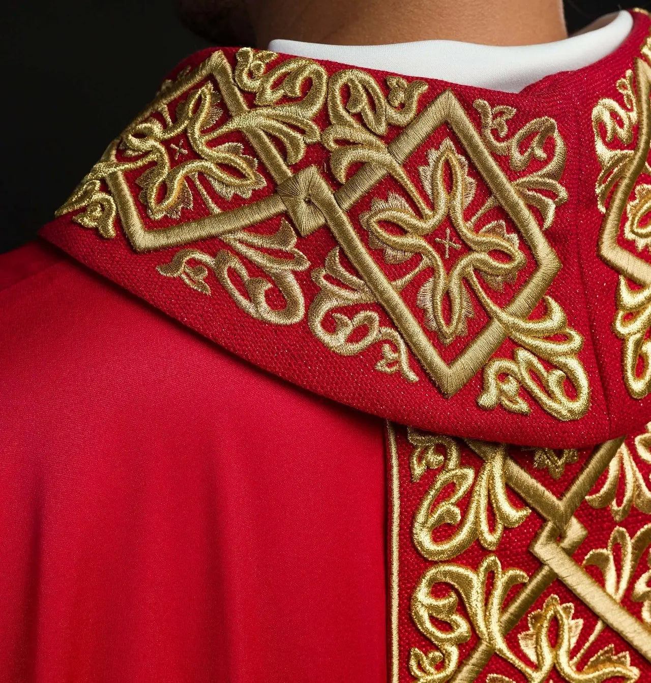 Chasuble richly embroidered floral motif with crosses Red