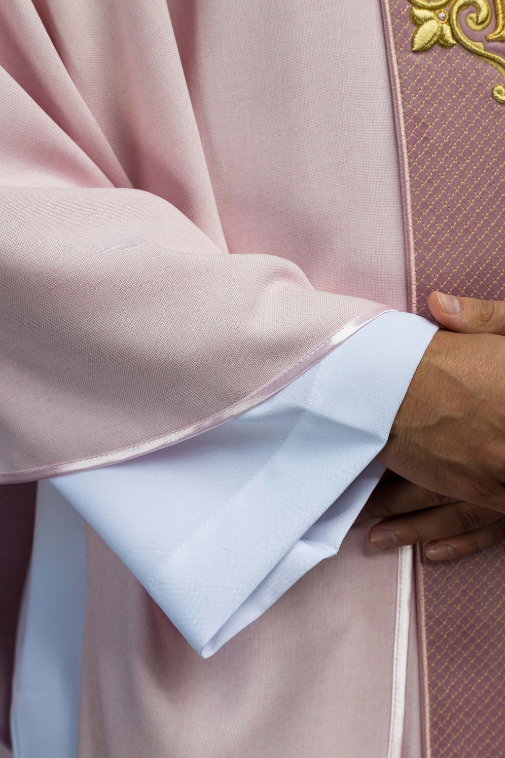 Ornat haftowany na aksamicie z symbolem Krzyża Różowego