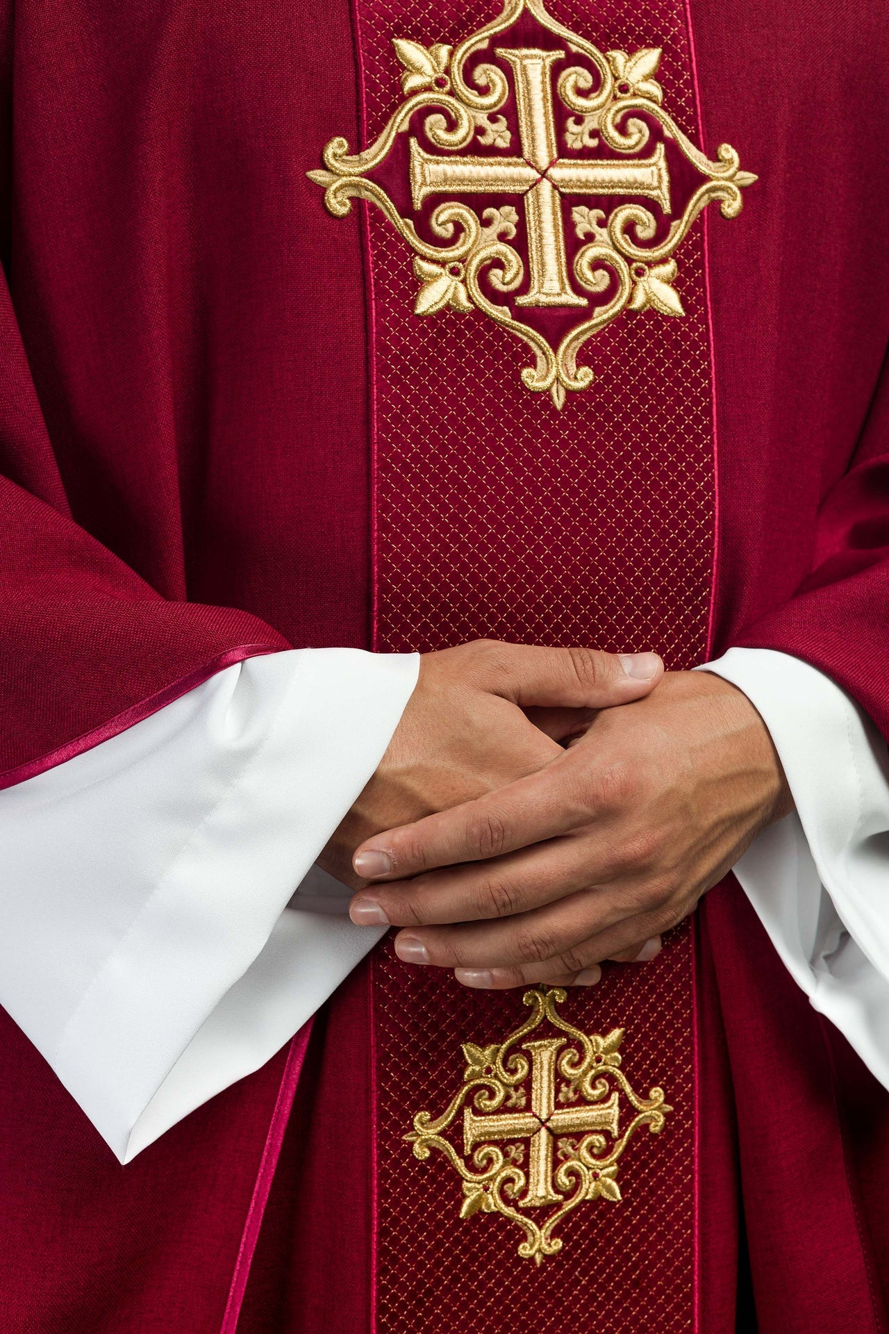 Ornat z aksamitnym czerwonym pasem i haftem krzyży - ORNATY.PL