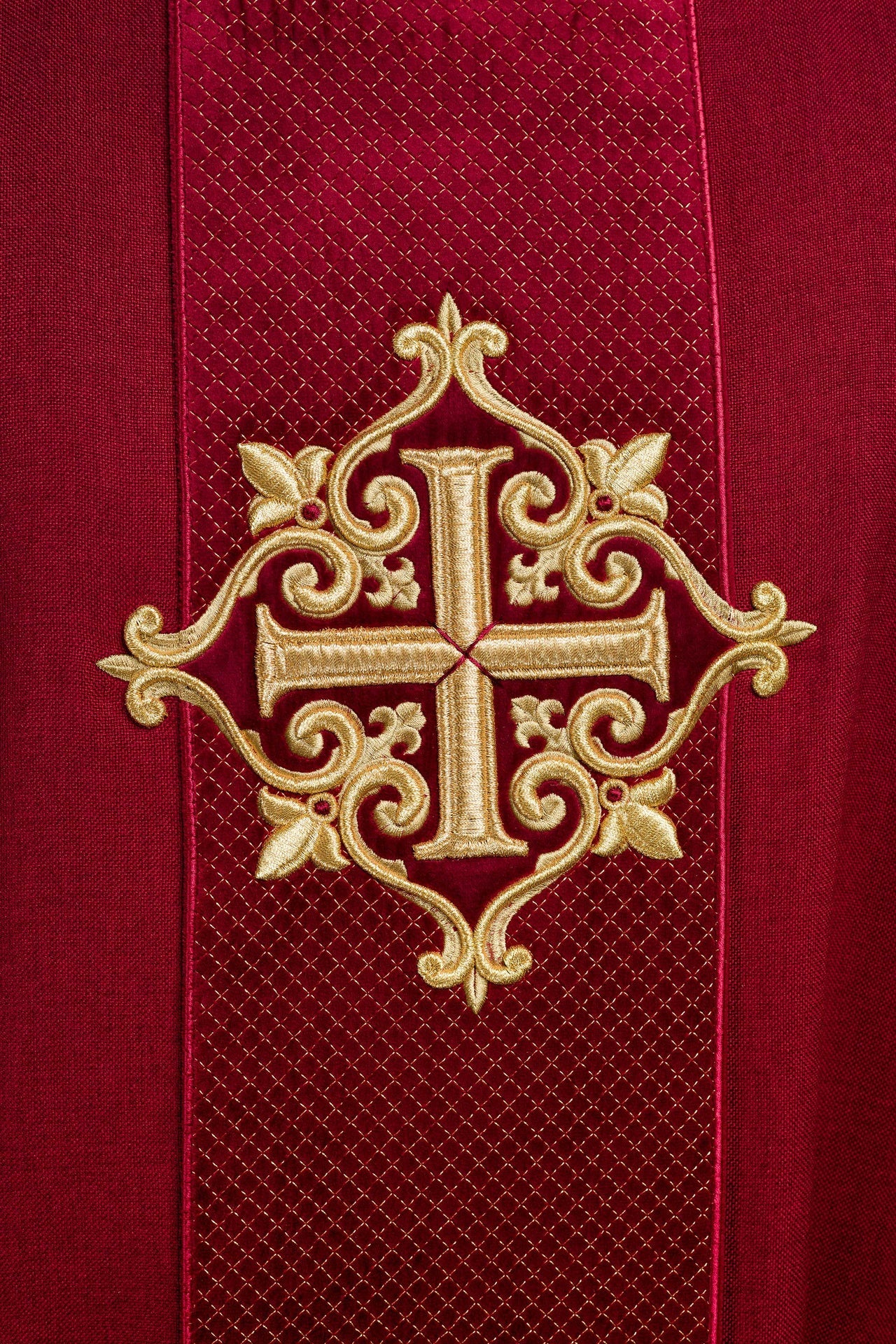 Ornat z aksamitnym czerwonym pasem i haftem krzyży - ORNATY.PL