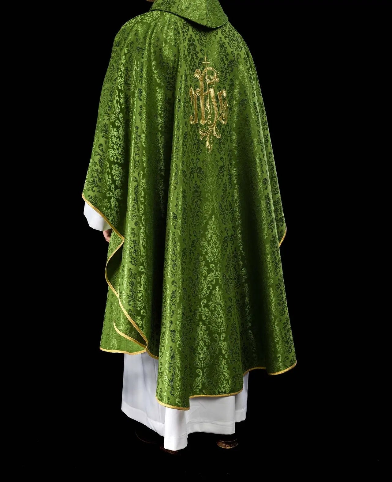 Zielony ornat liturgiczny z haftowanym motywem IHS na ozdobnej tkaninie