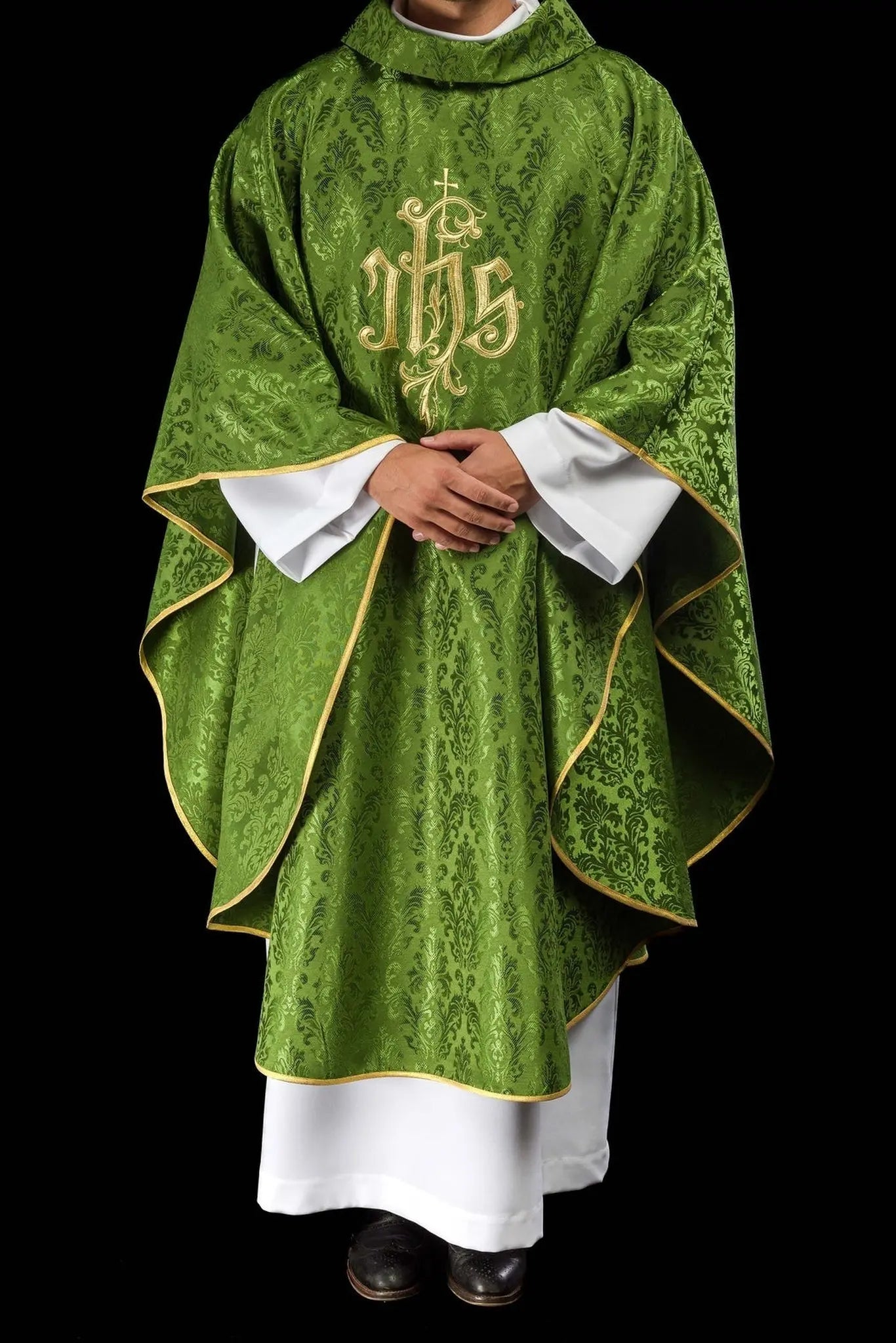 Zielony ornat liturgiczny z haftowanym motywem IHS na ozdobnej tkaninie