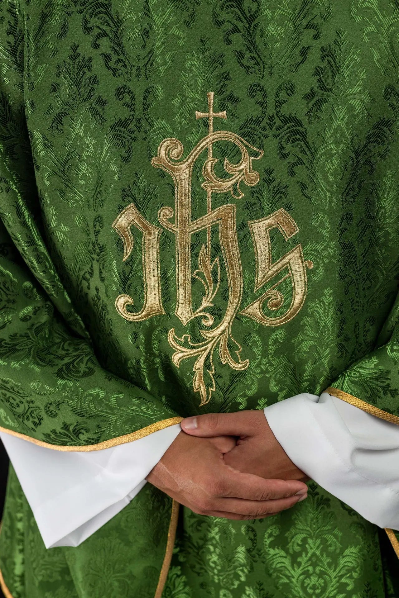 Zielony ornat liturgiczny z haftowanym motywem IHS na ozdobnej tkaninie