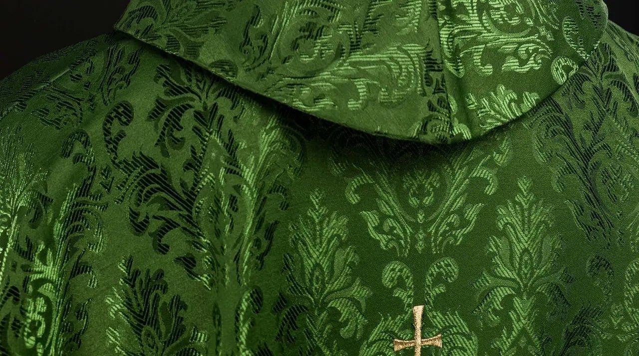 Zielony ornat liturgiczny z haftowanym motywem IHS na ozdobnej tkaninie