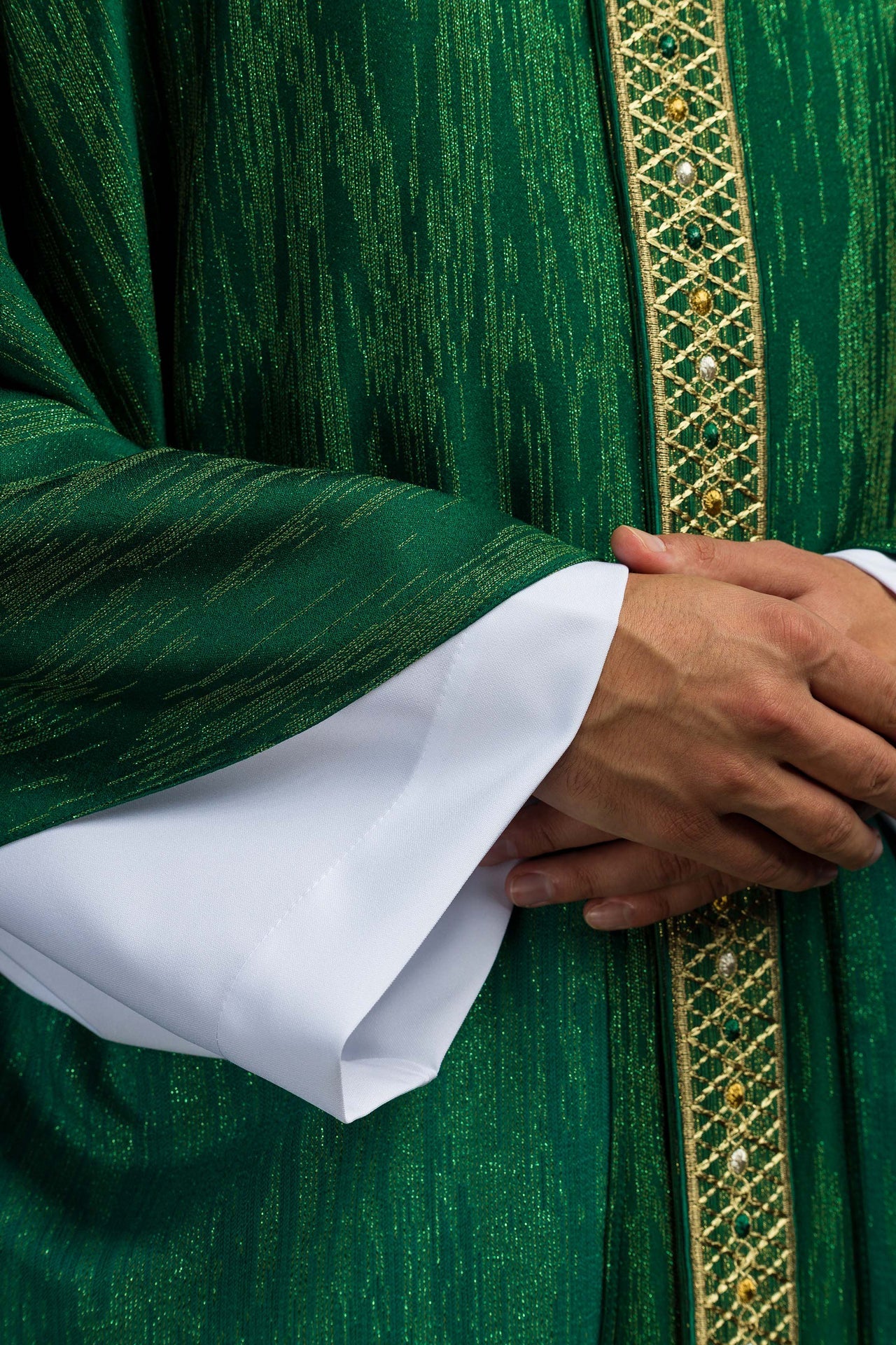 Zielony Ornat z Haftowanym Pasem i Kołnierzem - ORNATY.PL