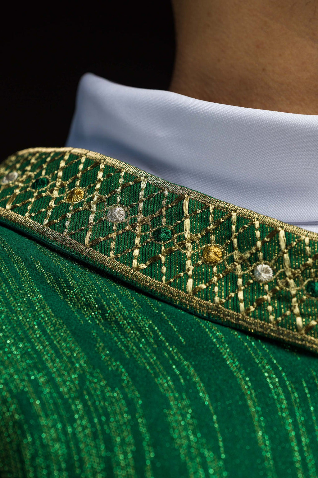 Zielony ornat z haftowanym pasem i kołnierzem