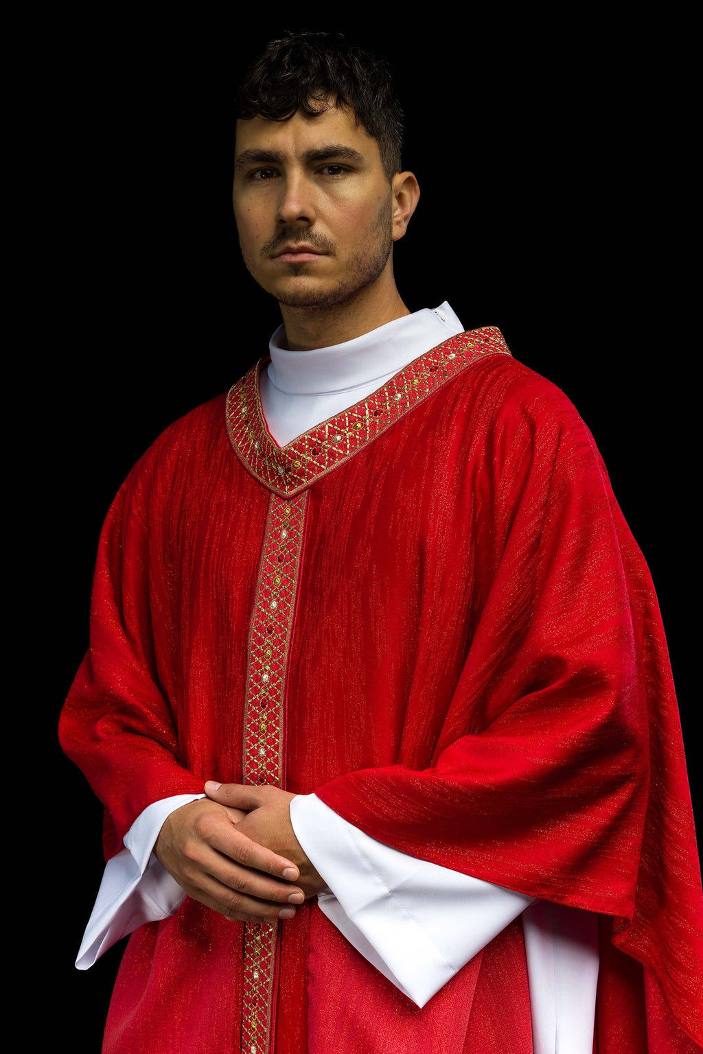 Czerwony ornat z haftowanym pasem i kołnierzem